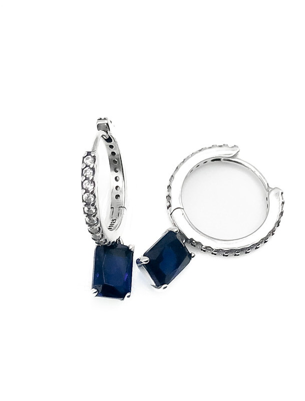 Aretes plata huggie fino de enjoye con piedra azul colgante