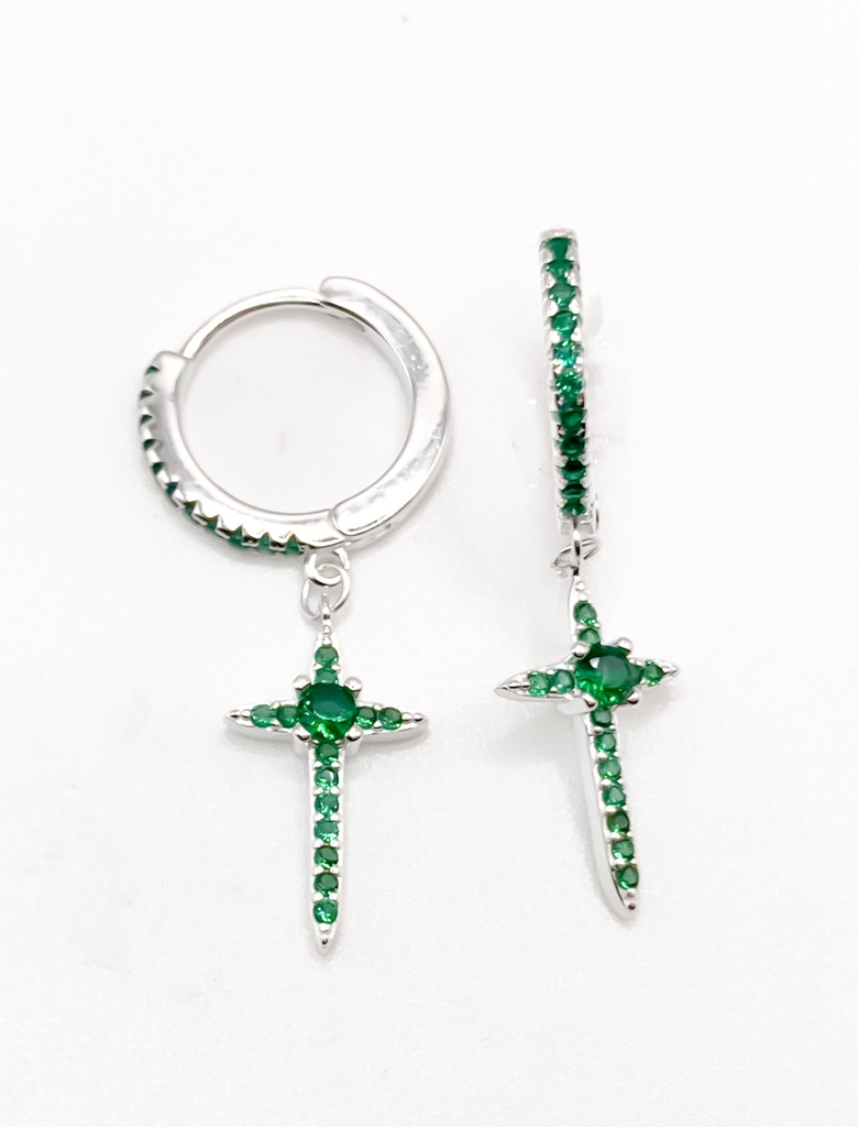 Aretes plata huggie con colgante de cruz verde