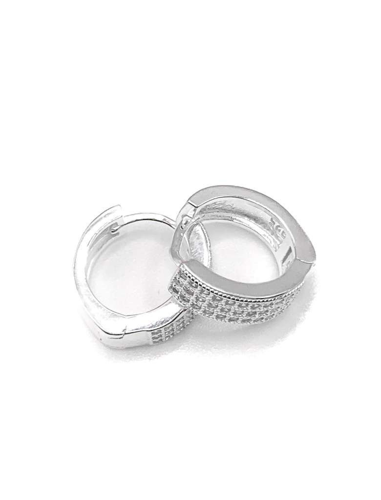 Aretes plata huggie ancho piedras blancas