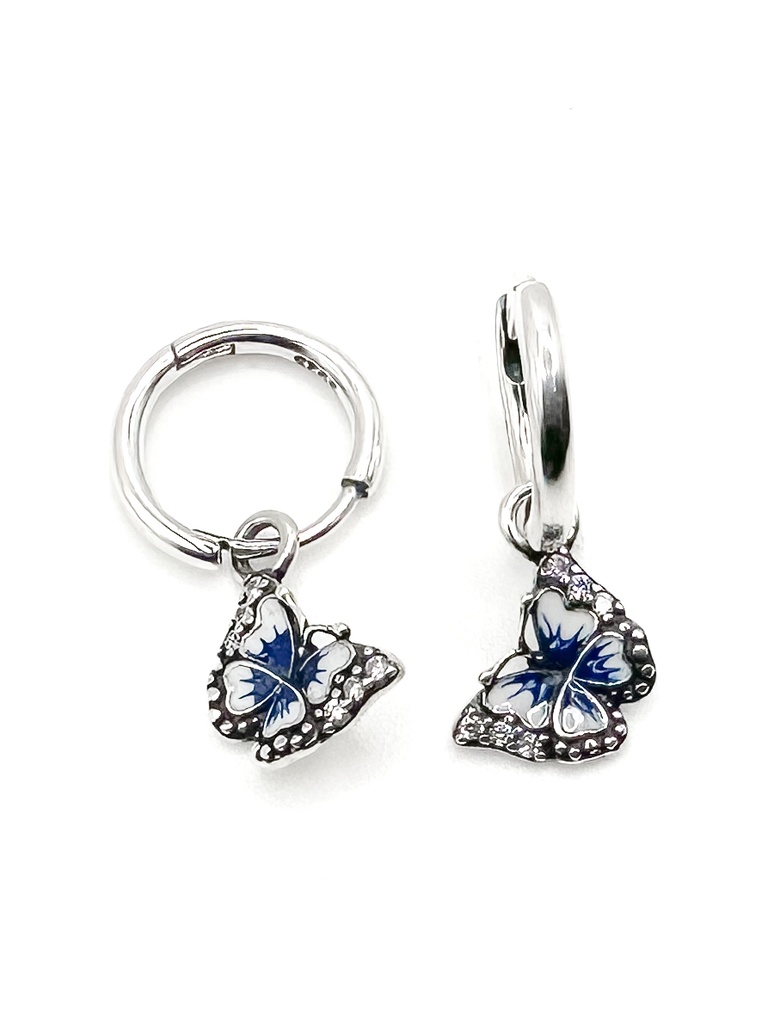 Aretes plata huggie con mariposa celeste colgante