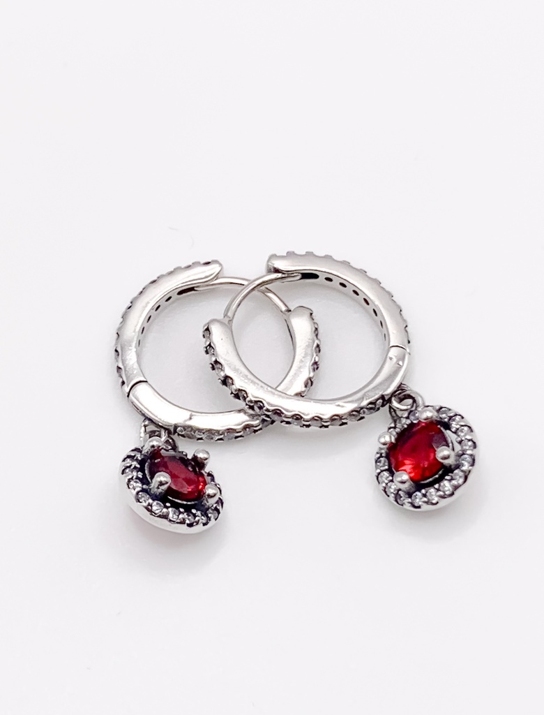 Aretes plata huggie mediano con colgante de piedra roja circular