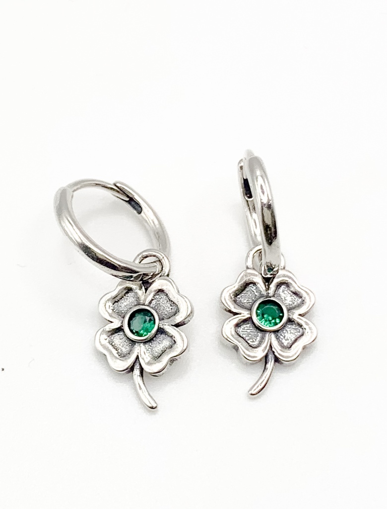 Aretes plata huggie liso con colgante de trebol de 4 hojas con piedra verde