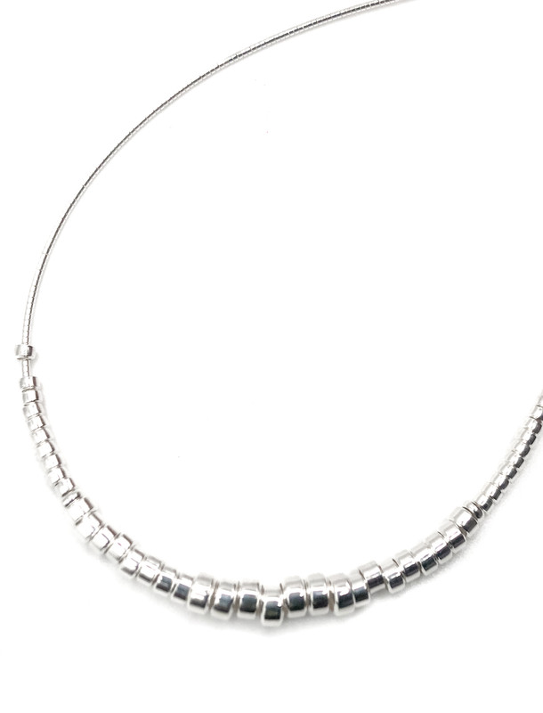 Collares plata omega semi rígida con cilindros lisos