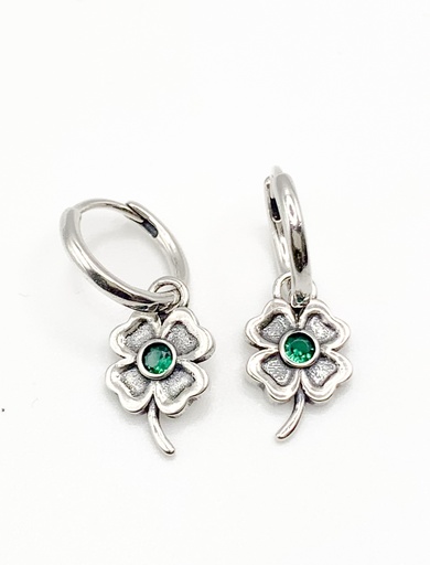 [E0390] Aretes plata huggie liso con colgante de trebol de 4 hojas con piedra verde